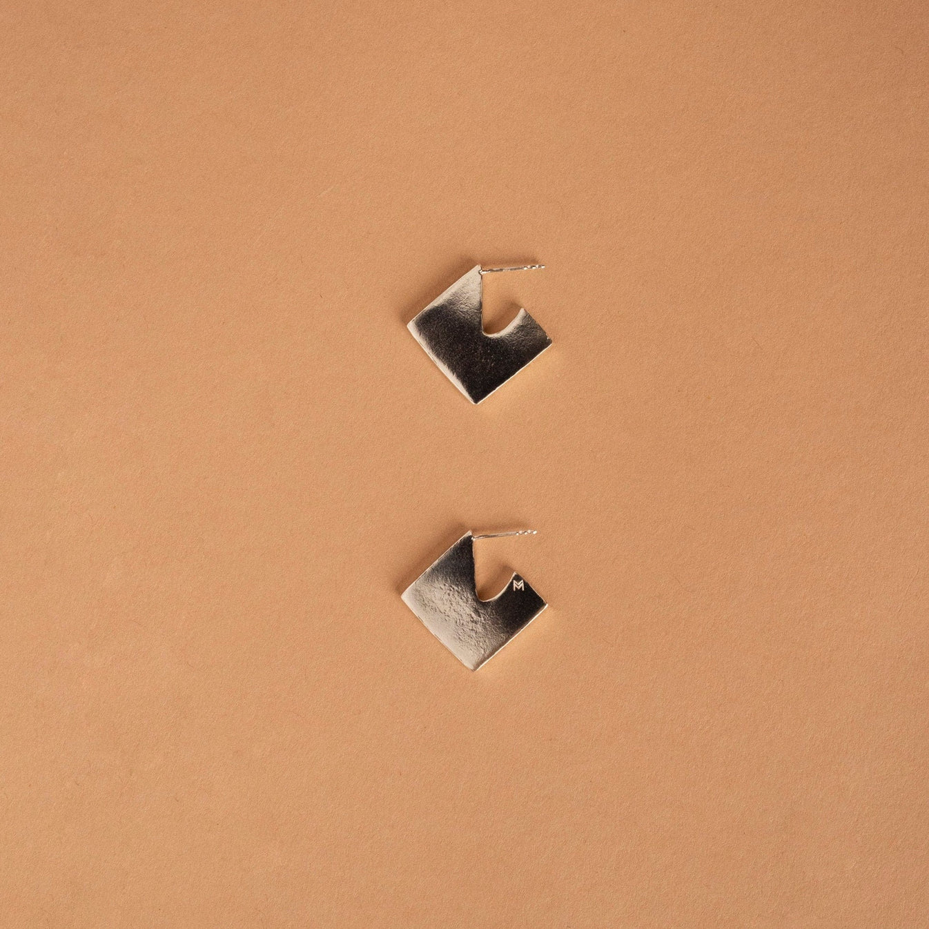 Boucles d'oreilles géométriques par La manufacture — shop and try on with AI characters